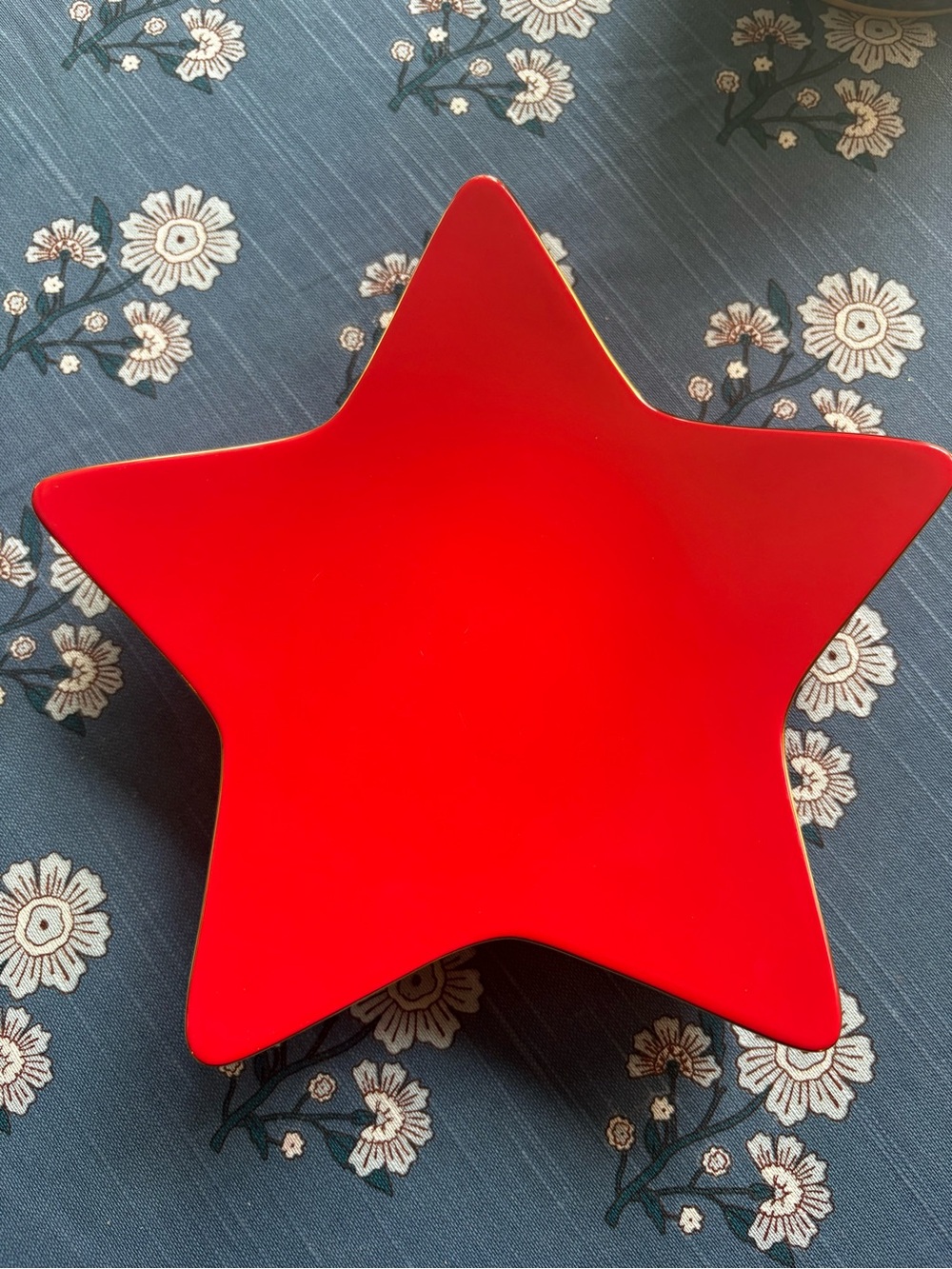 Williams Sonoma Red Star Ceramic Plates with Gold Trim Set of 4 - Picture 3 of 4